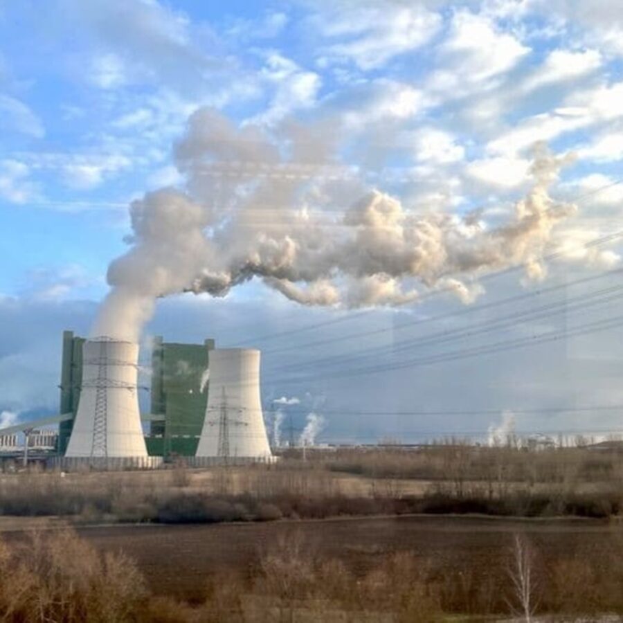 Bei einem kürzlichen Kundenbesuch sind wir am Kohlekraftwerk Schkopau vorbeigefahren und haben uns ein paar Gedanken dazu gemacht.